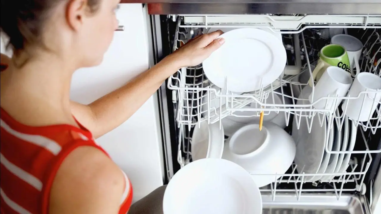 Il metodo naturale per igienizzare a fondo la lavastoviglie e togliere i cattivi odori