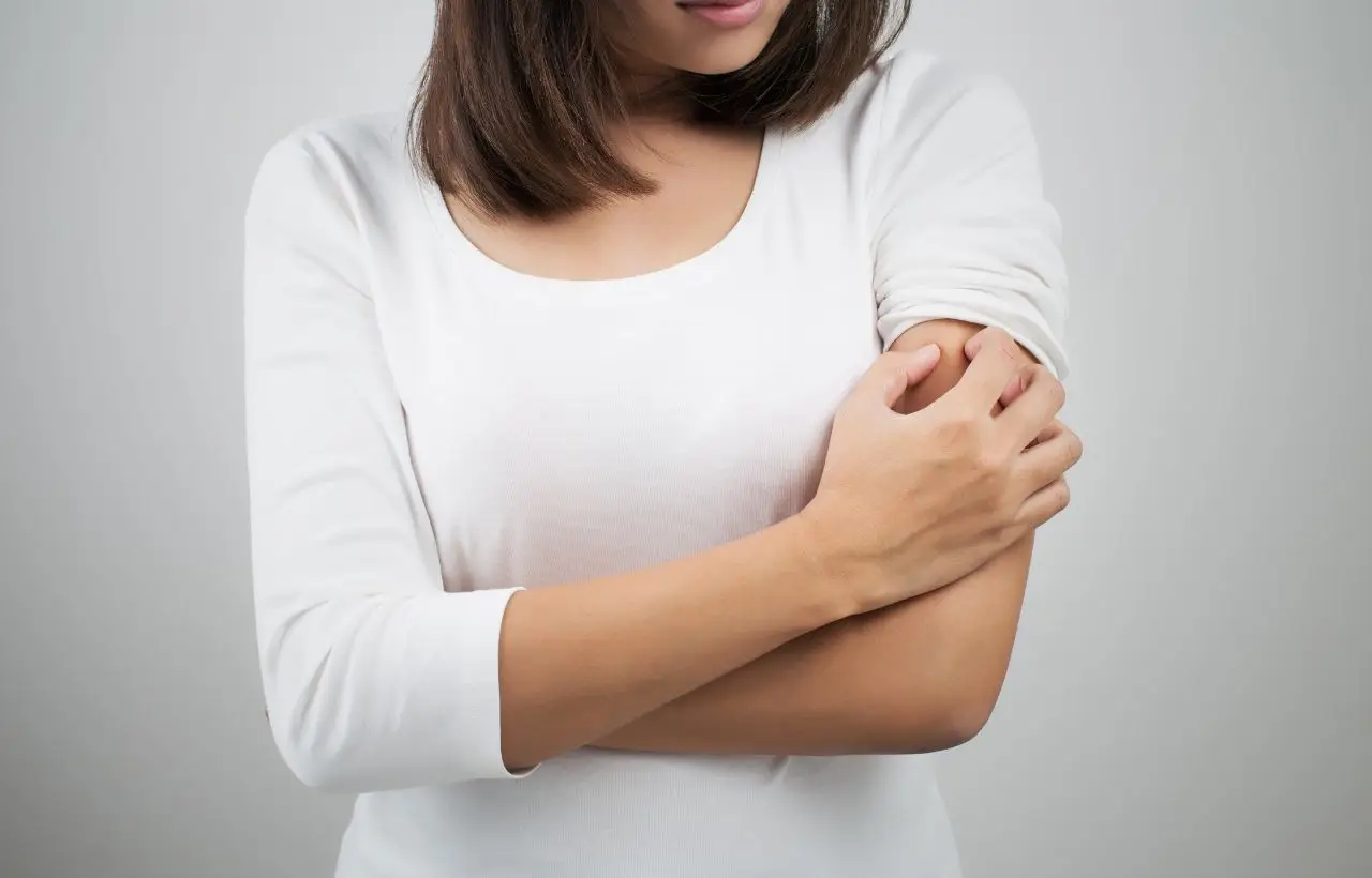 Attenzione a questa abitudine comune: è la causa nascosta della dermatite batterica