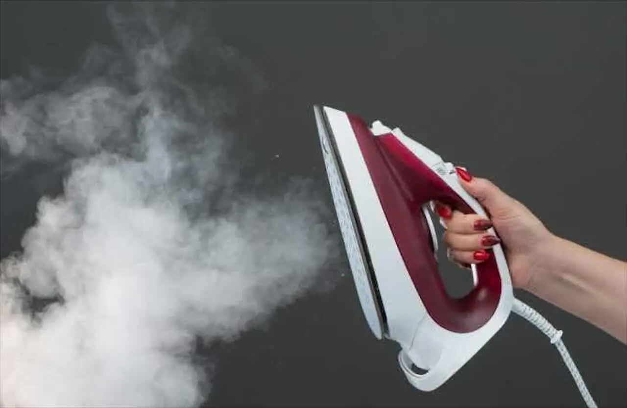 Hai fretta e il bucato è bagnato? Ecco il trucco geniale per asciugare i vestiti con il ferro