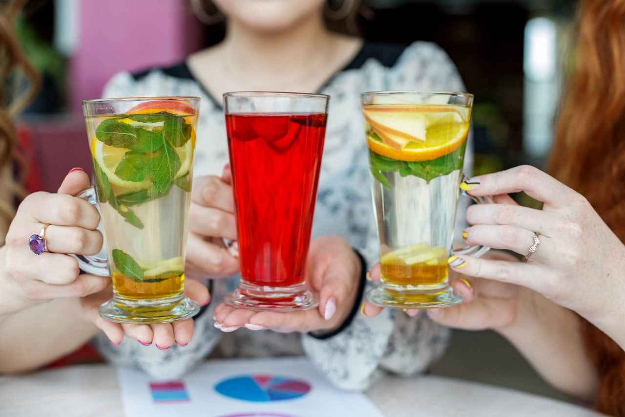 L’unica bevanda che puoi bere senza limiti e fa davvero bene alla tua salute