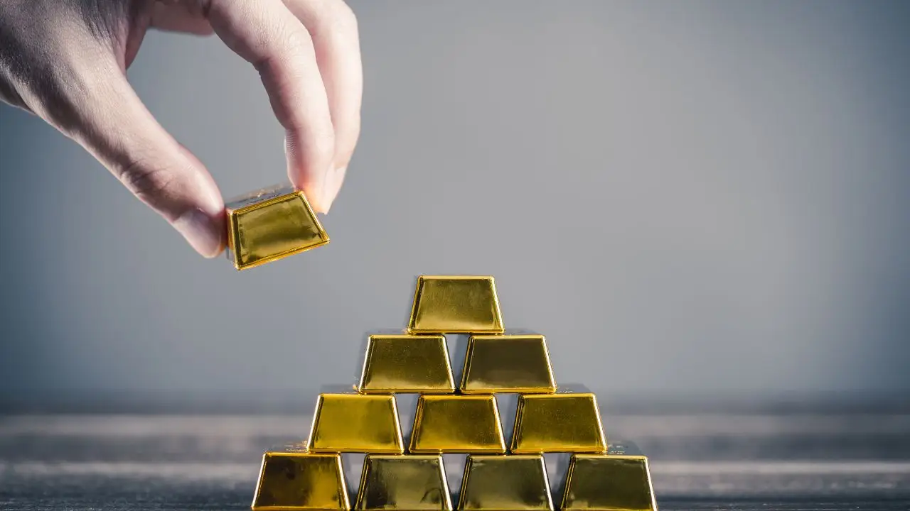 Come si fa a investire in oro fisico o ETF? I vantaggi e gli svantaggi
