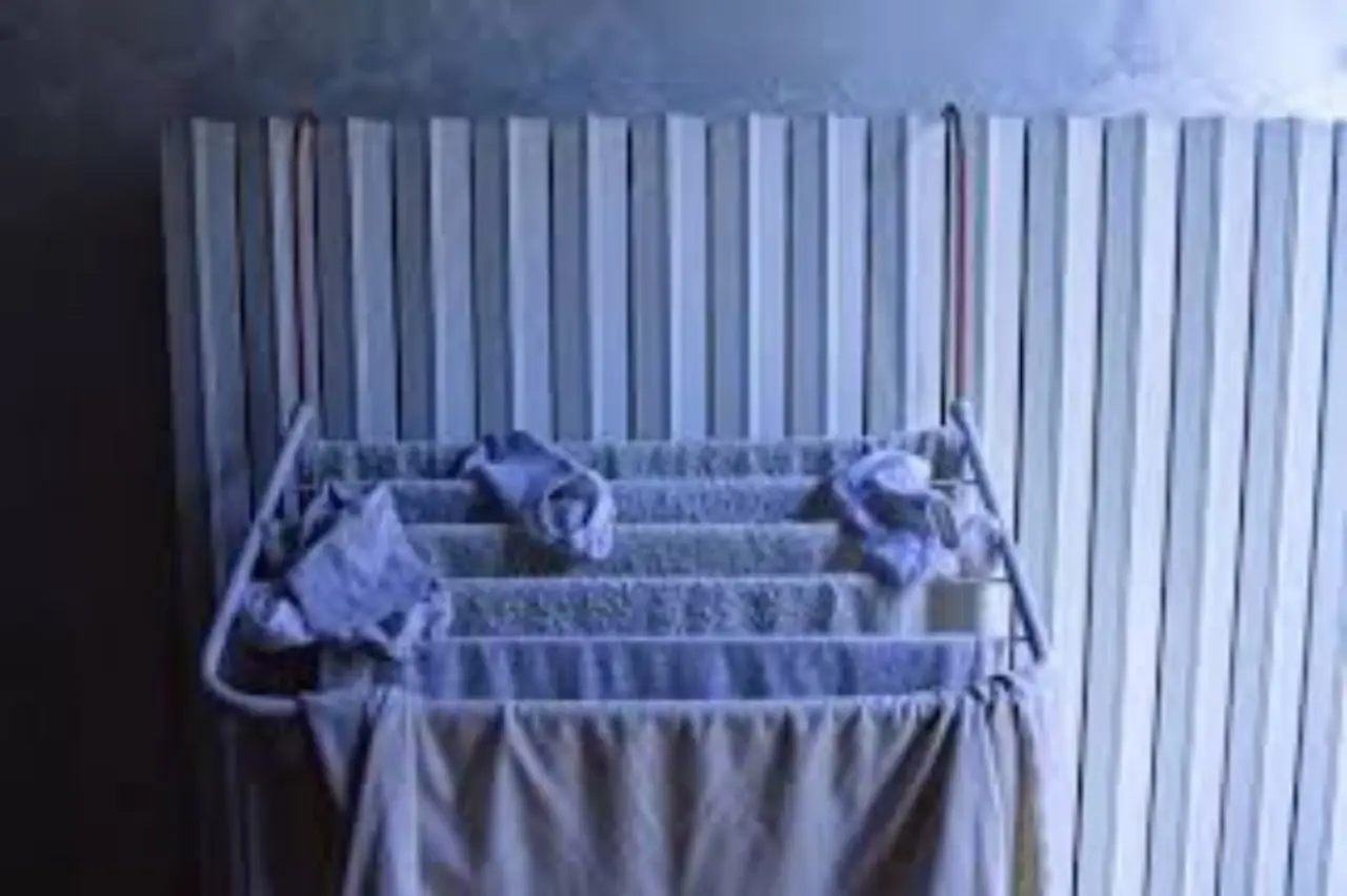 I vestiti asciugati in casa puzzano di umido? Ecco l’errore che fai e come avere un bucato profumato