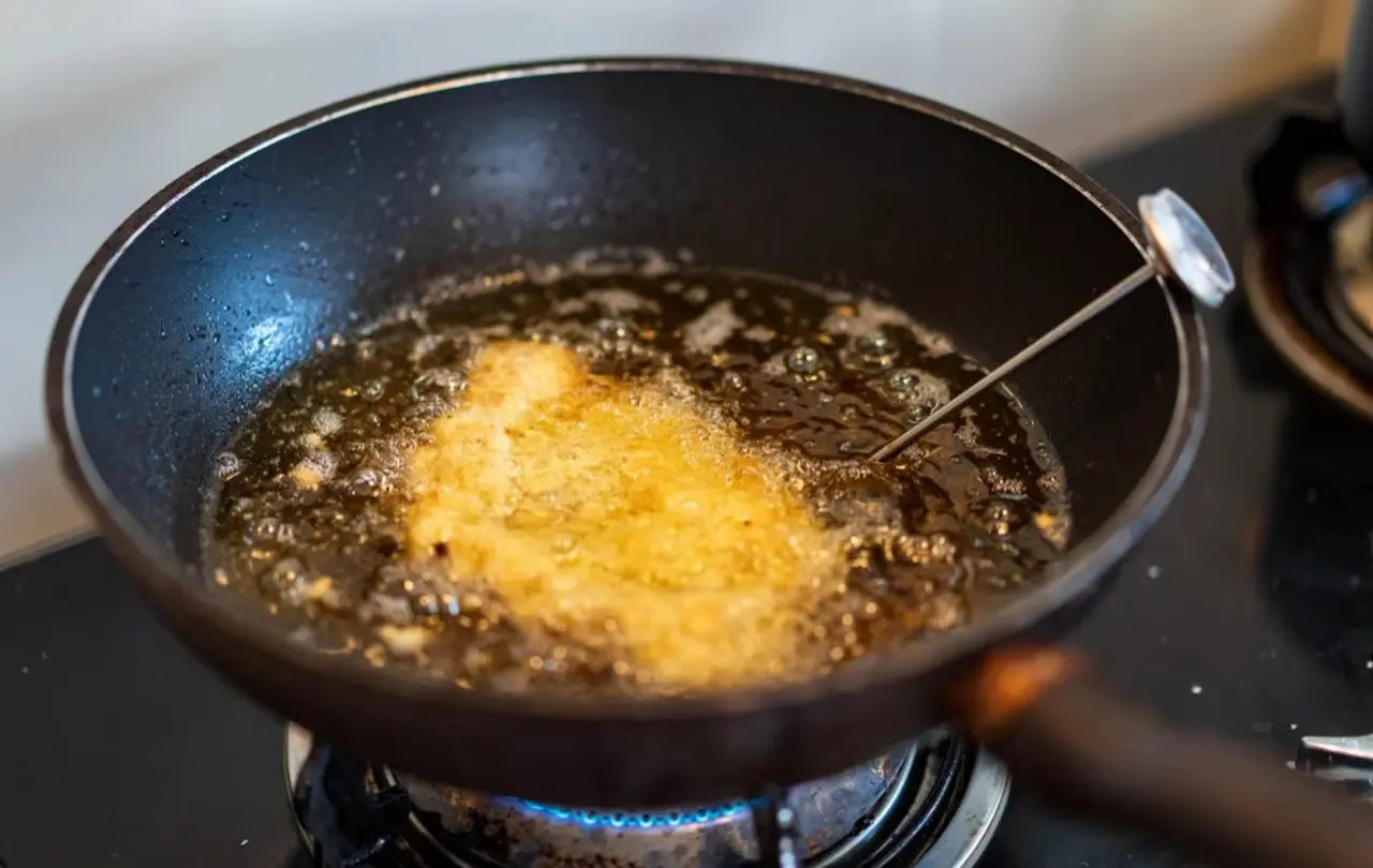 Come si fa a togliere l’odore di fritto dalla cucina? Il rimedio della nonna che assorbe tutto